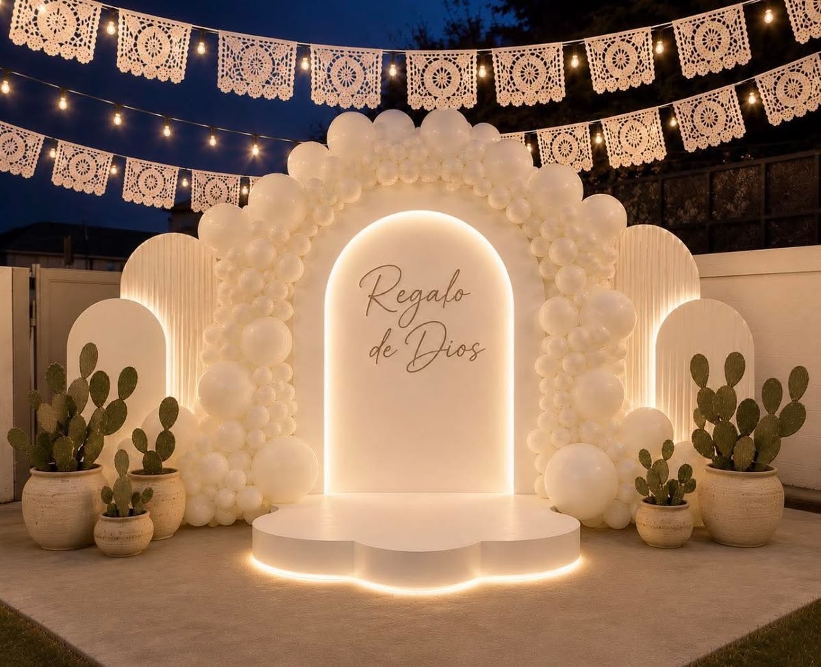 Decoración de bautizo con tonos crema y azul
