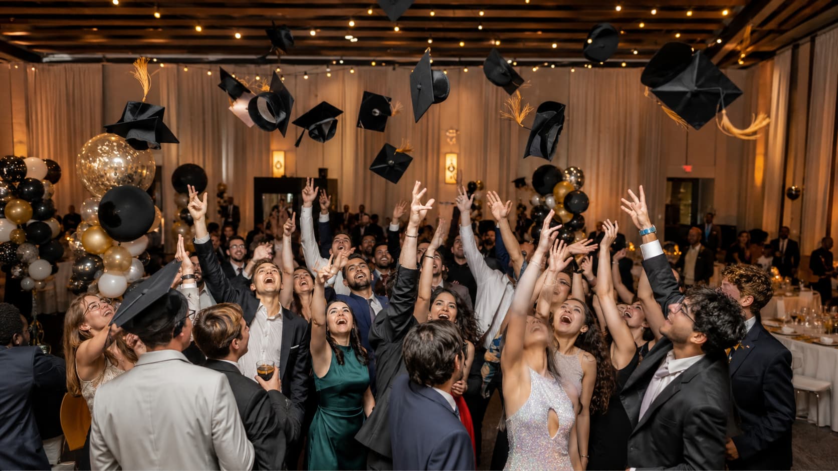 Invitados celebrando juntos en una pista de baile