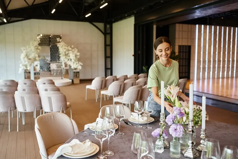 Profesional preparando la decoración de las mesas de un evento