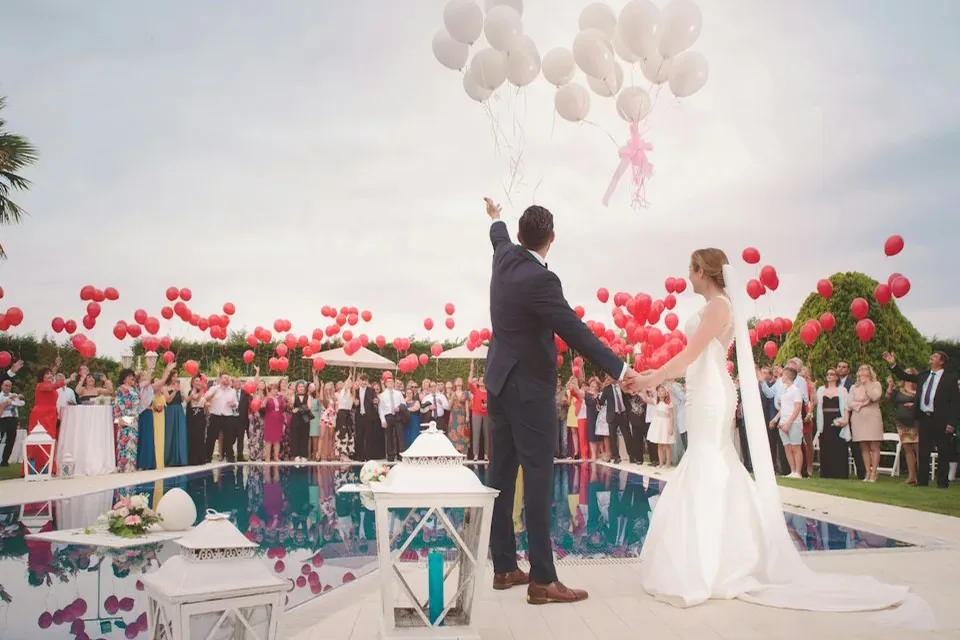 Una pareja comparte su celebración con familiares y amigos